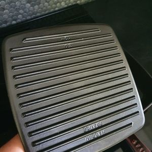 Staub cover for grill skillet, 12 inc, 30 cm. Never used